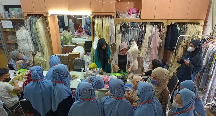 Santri RGI Sambangi Usaha Fashion Wiranti Kurnia Bride