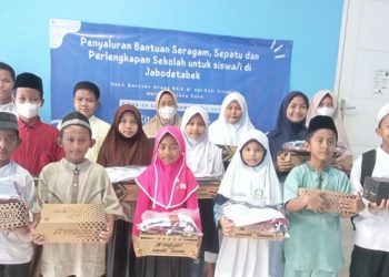 LAZ Al Azhar dan Kitabisa.com Salurkan Ratusan Paket Seragam Sekolah di Jabodetabek