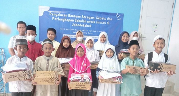 LAZ Al Azhar dan Kitabisa.com Salurkan Ratusan Paket Seragam Sekolah di Jabodetabek