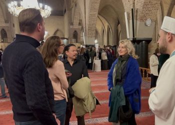 Ribuan non-Muslim Mengunjungi Masjid Amsterdam