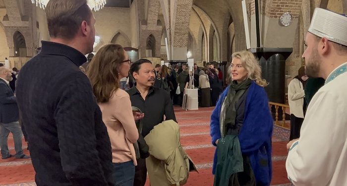 Ribuan non-Muslim Mengunjungi Masjid Amsterdam