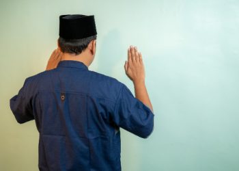 Hukum shalat sendirian bagi laki-laki
