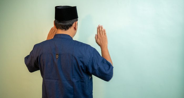 Hukum shalat sendirian bagi laki-laki