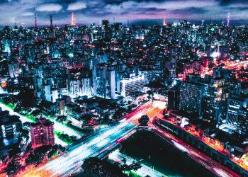 Siapakah yang menyelamatkan dari berbagai bencana di darat dan laut?