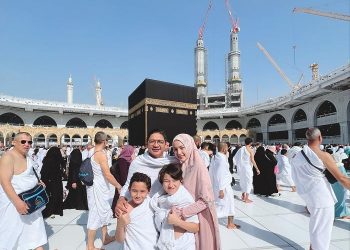 Momen Pertama Adelia dan Pasha Umrah Bersama Anak-Anak