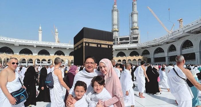 Momen Pertama Adelia dan Pasha Umrah Bersama Anak-Anak