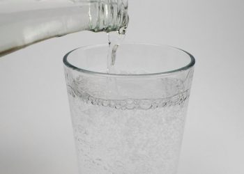 Manfaat Minum Air Mineral Saat Hamil, Baik untuk Bunda dan Janin