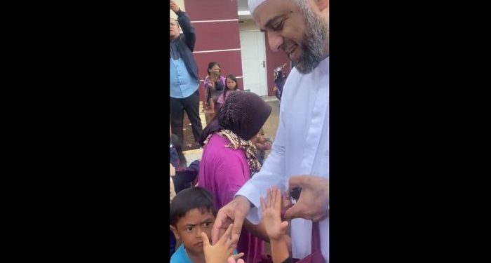 Syekh Muhammad Jaber berbagi kebahagiaan di Cianjur