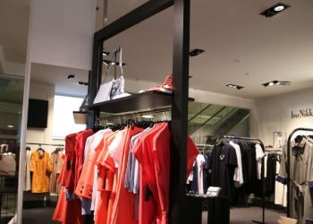 Tidak boleh berpakaian aneh