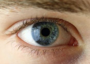 Kedutan mata kanan atas menurut Islam, tanda mau dapat rezeki?