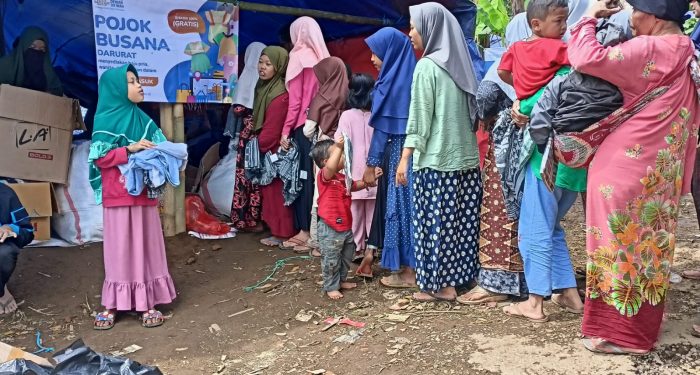 Pengungsi Gempa Cianjur Padati Pojok Busana Laznas Dewan Da’wah