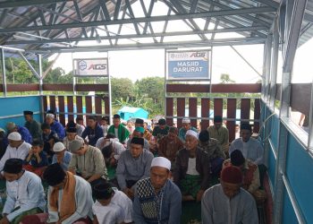 Masjid Darurat di Pengungsian Cianjur Tak Dapat Menampung Jemaah