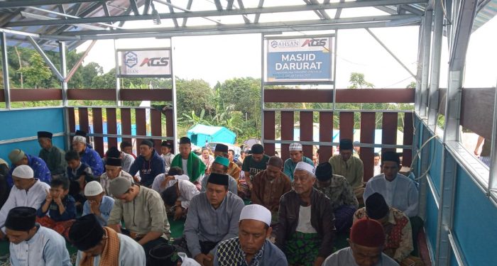Masjid Darurat di Pengungsian Cianjur Tak Dapat Menampung Jemaah