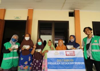 Sedekah Subuh Borong Warung Soto untuk Berbagi Makan Gratis di Panti Jompo