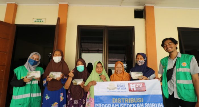 Sedekah Subuh Borong Warung Soto untuk Berbagi Makan Gratis di Panti Jompo