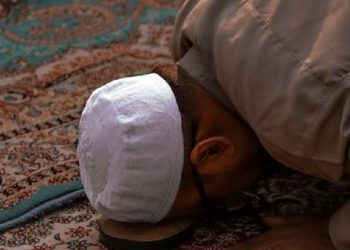 Lupa Rakaat Shalat? Berikut Ini Ketentuan Sujud Sahwi dan Dalilnya