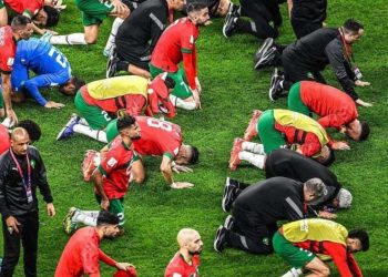 Prancis Menangis, Maroko Bershalawat