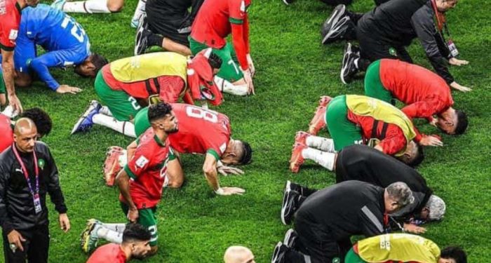 Prancis Menangis, Maroko Bershalawat