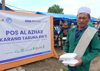 Jumat Berkah, LAZ Al Azhar Salurkan Makanan Siap Saji di Mushala Darurat Gempa Cianjur