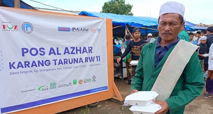 Jumat Berkah, LAZ Al Azhar Salurkan Makanan Siap Saji di Mushala Darurat Gempa Cianjur