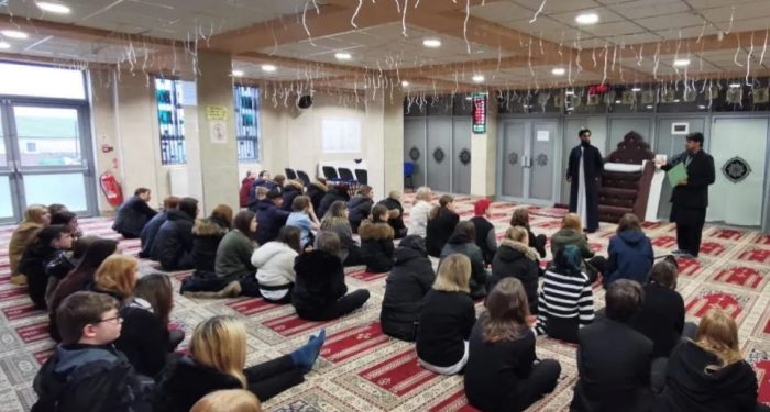 Masjid Blackburn Menyambut Santri Darwen School untuk Interfaith Session