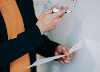 Jika Gurumu Terjatuh dalam Kesalahan