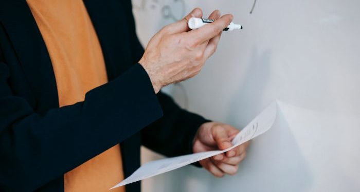 Jika Gurumu Terjatuh dalam Kesalahan