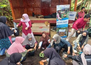 Dasamas LAZ Al Azhar Ajak KWT Cilembu Gemilang Tanam Dapur Hidup Bersama