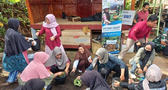 Dasamas LAZ Al Azhar Ajak KWT Cilembu Gemilang Tanam Dapur Hidup Bersama