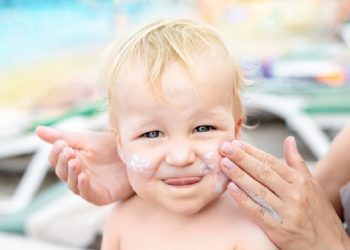 Kapan Bayi Boleh Menggunakan Sunscreen?