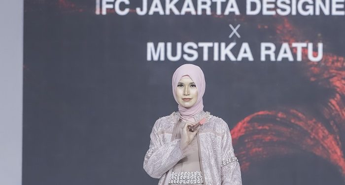 Konsep Makeup with Skin Care Benefit dari Mustika Ratu Warnai Jakarta Fashion Trend 2023