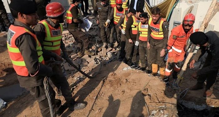 Sebanyak 100 Korban Tewas dalam Serangan Bom Bunuh Diri di Masjid Pakistan
