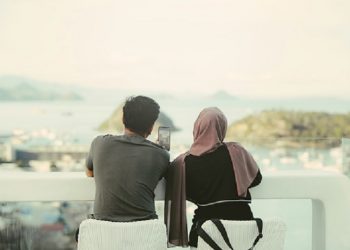 Suami Istri Saling Menggapai Kemenangan