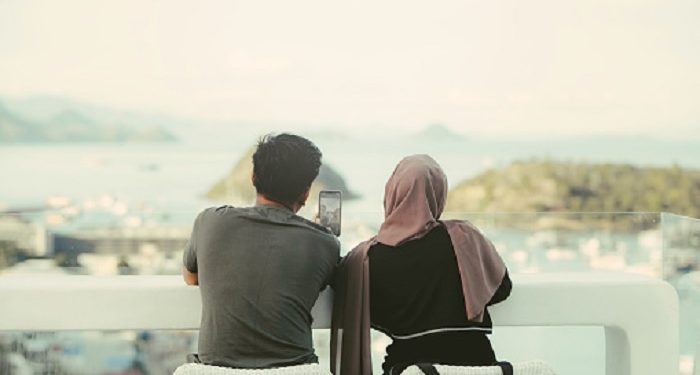 Suami Istri Saling Menggapai Kemenangan