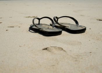 Melepas Sandal ketika Masuk Kuburan