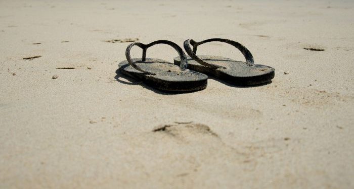 Melepas Sandal ketika Masuk Kuburan