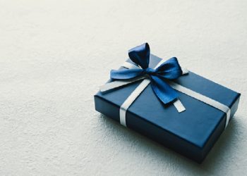 Memberikan Hadiah kepada Pasangan
