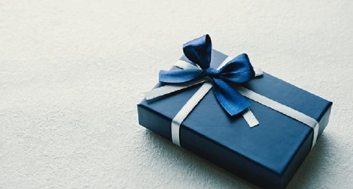Memberikan Hadiah kepada Pasangan