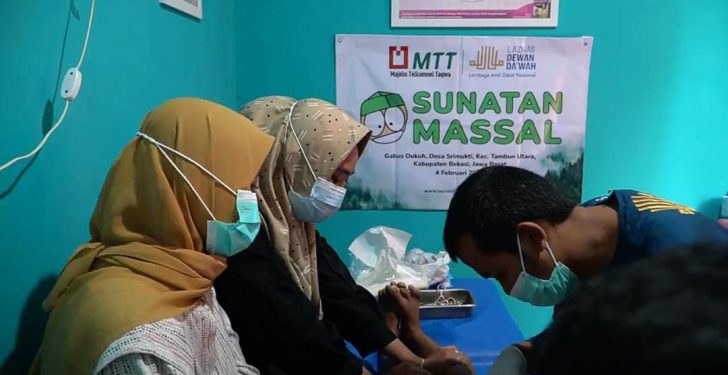 Laznas Dewan Dakwah Gelar Khitan Massal untuk Anak Dhuafa di Tambun