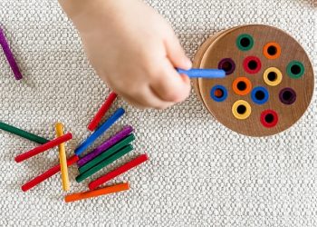 15 Kegiatan Montessori untuk Meningkatkan Kemampuan Motorik Halus Anak