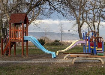 7 Hal yang Perlu Diperhatikan Orangtua Saat Si Kecil Bermain di Luar Rumah