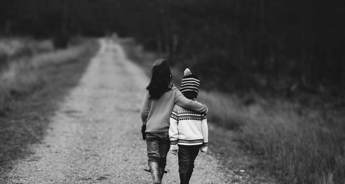 4 Tips Agar Kakak Adik Saling Menyayangi