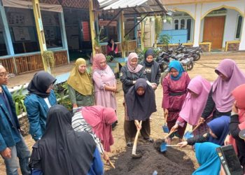LAZ Al Azhar dan Mahasiswa KKN ITB Gelar Pelatihan Vertikultur di Saung Cahaya Desa Cilembu