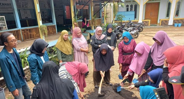 LAZ Al Azhar dan Mahasiswa KKN ITB Gelar Pelatihan Vertikultur di Saung Cahaya Desa Cilembu