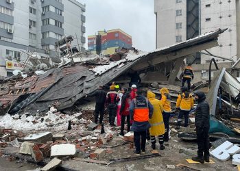 Puluhan Orang Tewas saat Gempa Bermagnitudo 7,4 Melanda Türkiye Selatan