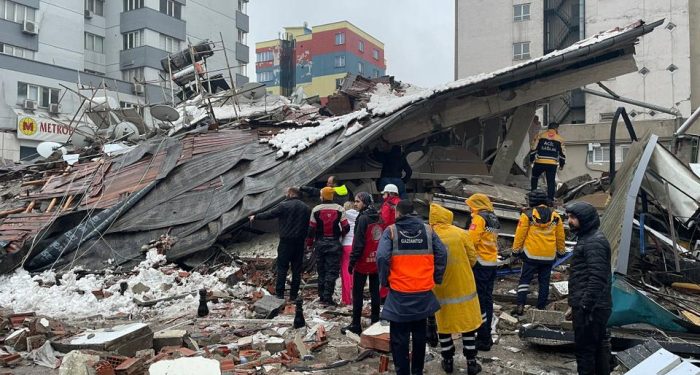 Puluhan Orang Tewas saat Gempa Bermagnitudo 7,4 Melanda Türkiye Selatan