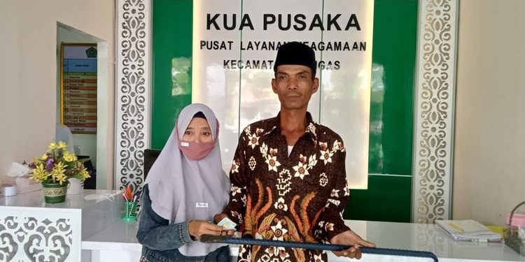 Viral Nikah di KUA, Pasangan di Probolinggo Jadikan Linggis Sebagai Mas Kawin