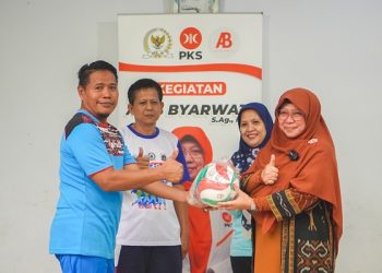 Anis Berikan Drone dan Bola Volly untuk Masyarakat Jakarta Timur