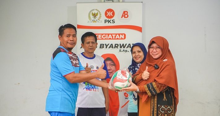 Anis Berikan Drone dan Bola Volly untuk Masyarakat Jakarta Timur