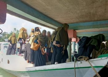 Puluhan Ibu Antusias Hadiri Pengajian Daurah Ramadan, Rela Lewati Gunung dan Naik Kapal 3 Jam